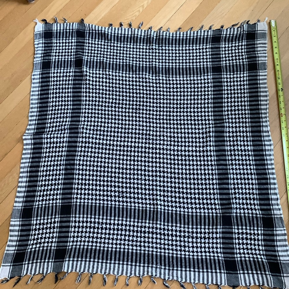 Black and White Scarf, all cotton weave.
Stylish for anyone to wear!